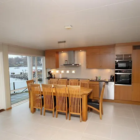 12 Person In Ferienhaus Jelsa